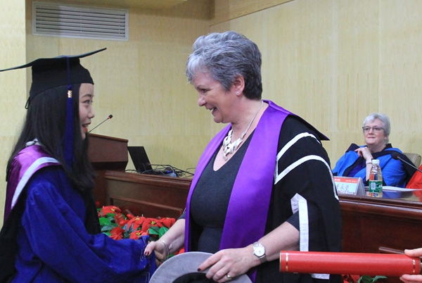 英方董事长Margaret Cook博士为获得英方学士学位的学生颁发学位